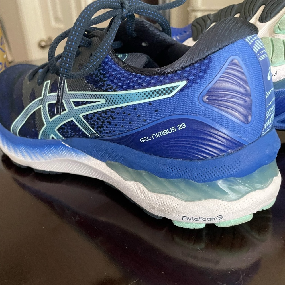 ASICS Gel Nimbus Size 9
